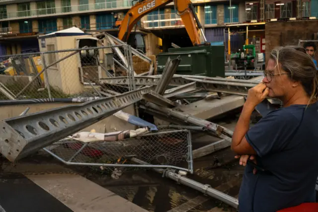 Nwannyị na-ekiri dịka ndị ọrụ gbatagbata na-ekpocha ogige oke ifufe Hurricane Milton kpara mkpamkpa na Florida