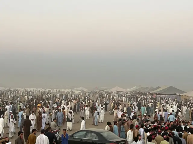 د پېښور لوېديځ د خيبر رېګي للمه کې زرګونه خلک د پښتنو قامي جرګه کې غونډ شوي دي.