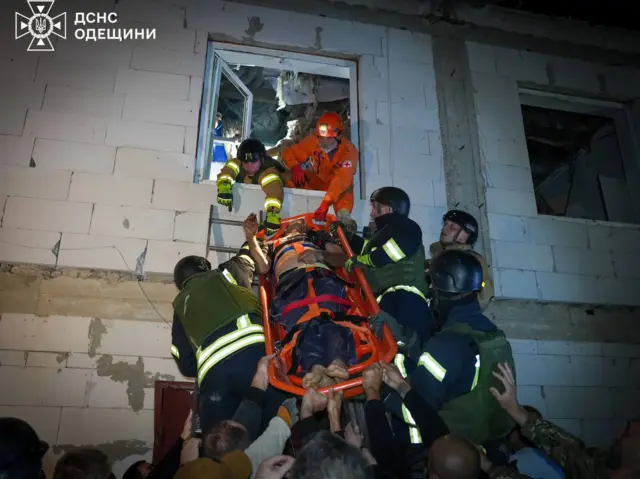 спасатели эвакуируют раненого из-под завалов дома в Одесском районе