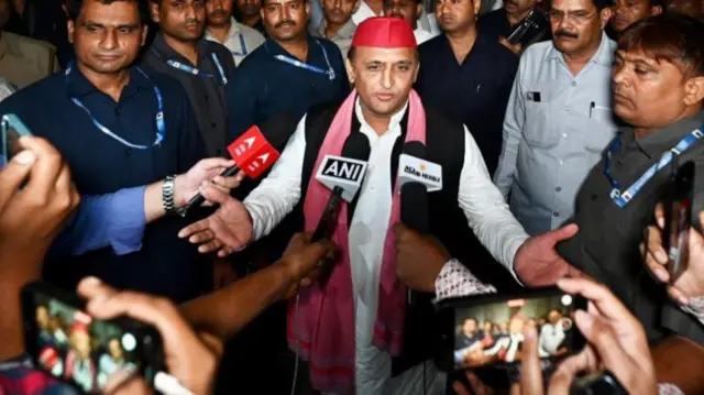 मीडिया से मुख़ातिब अखिलेश यादव