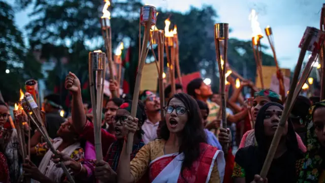 बांग्लादेश में विरोध प्रदर्शन करते हुए हिंदू समुदाय के लोग