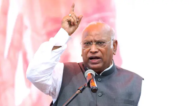 मल्लिकार्जुन खड़गे के बेटे ने कर्नाटक सरकार को लौटाई जमीन