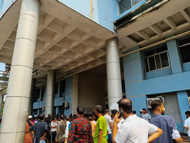 বরিশাল মেডিকেল কলেজের মেডিসিন বিভাগের স্টোর রুম থেকে আগুন লাগে সকালে