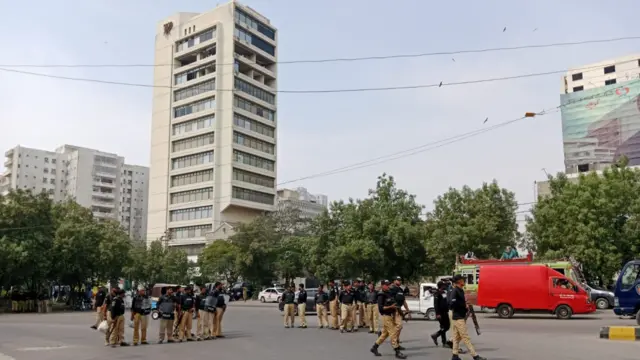 کراچی میں پولیس کی ناکہ بندی