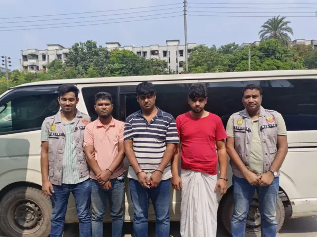 রাজধানীর মোহাম্মদপুরে শনিবার রাতে সংঘটিত ডাকাতির ঘটনায় সরাসরি জড়িত তিন ডাকাতকে গ্রেফতার করেছে গোয়েন্দা পুলিশ