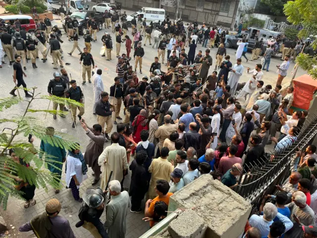 کراچی میں لاٹھی چارج