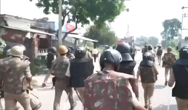 बहराइच में हिंसा के बाद हालात को नियंत्रित करते पुलिसकर्मी