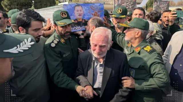پدر عباس نیلفروشان در مراسم تشییع او در مشهد