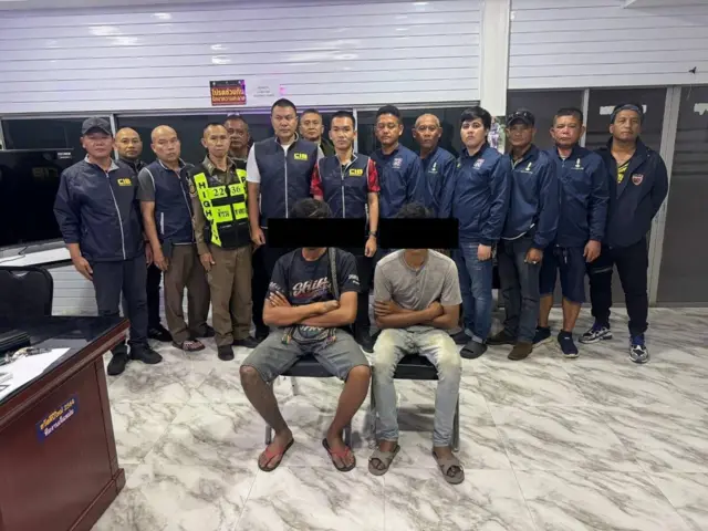 တရားမဝင်မြန်မာတွေကိုသယ်ဆောင်လာတဲ့ ယာဉ်မောင်းနှစ်ဦးက ကားကိုပစ်ထွက်ပြေးလို့ မြန်မာသုံးဦးသေဆုံး