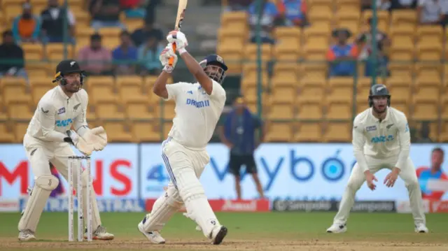 दूसरी पारी में शॉट लगाते ऋषभ पंत