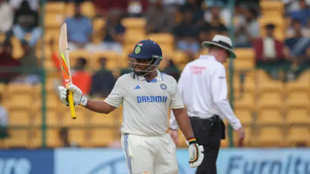 दूसरी पारी में अर्धशतक लगाने के बाद सरफ़राज़ ख़ान