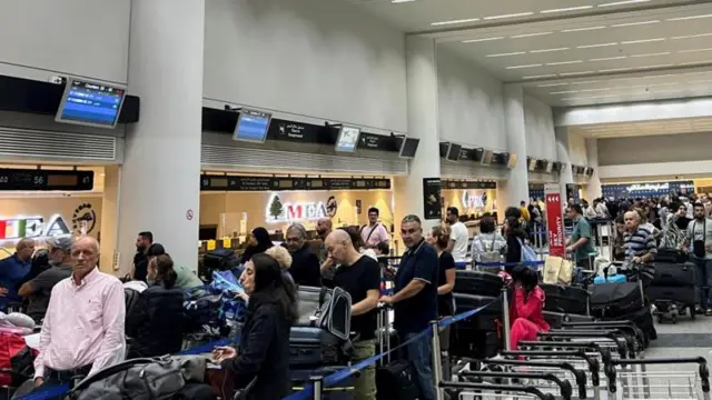 Namoota buufata xiyyaaraa keessa hiriiranii jiran