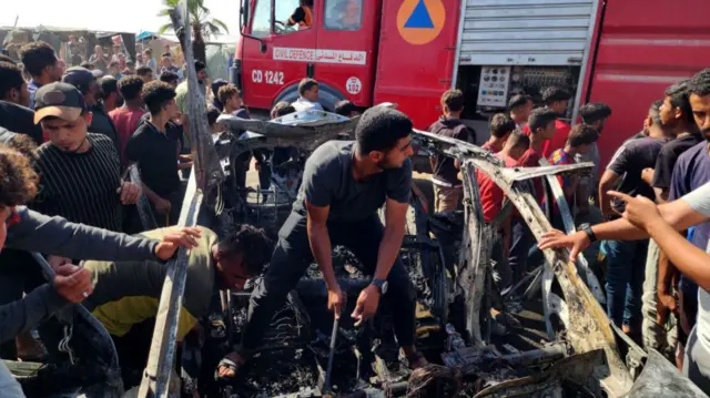खान यूनिस में एक अक्टूबर को हुए इसराइली हमले के बाद क्षतिग्रस्त कार