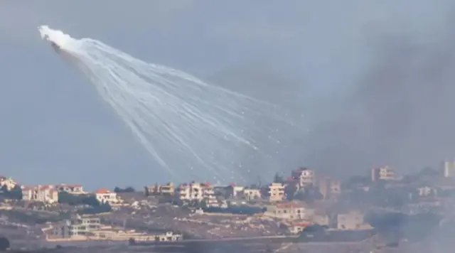 صورة تظهر نيران المدفعية الإسرائيلية على شمال لبنان