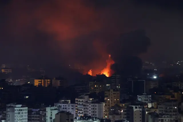حريق ودخان يتصاعدان فوق الضاحية الجنوبية لبيروت بعد إحدى الغارات فجر الثالث من أكتوبر/تشرين الأول 2024