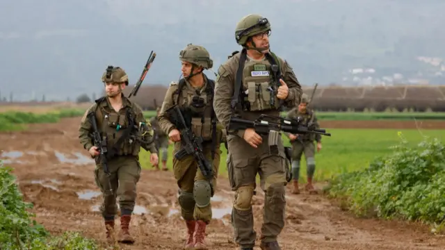 लेबनान की सीमा के पास गश्त करते इसराइली के सैनिक
