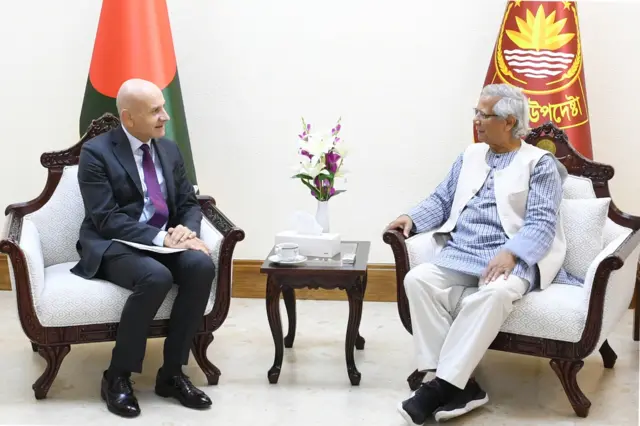 প্রধান উপদেষ্টা অধ্যাপক মুহাম্মদ ইউনূসের সাথে সাক্ষাৎ করেন ইতালির রাষ্ট্রদূত আন্তোনিও আলেসান্দ্রো