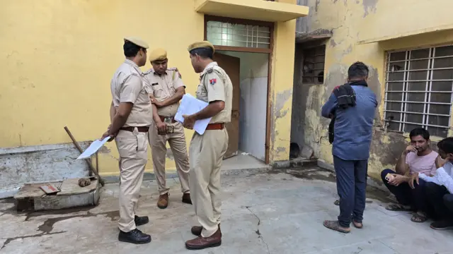 बाड़ी अस्पताल की मोर्चरी के बाहर खड़ी पुलिस