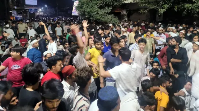 हंगामा करते लोग