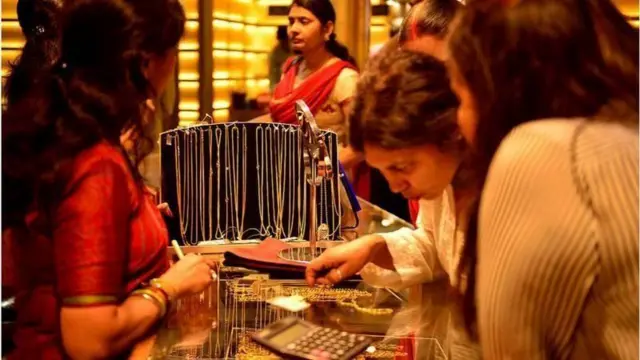 দেশে ২২ ক্যারেটের এক ভরি স্বর্ণের দাম এক লাখ ৪০ হাজার ৬১ টাকা নির্ধারণ করা হয়েছে।