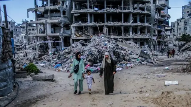 فلسطینیان در اطراف اردوگاه جبالیا