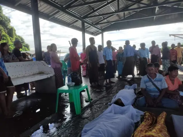 စစ်လှေတိမ်းမှောက်မှုမှာ သေဆုံးသူအချို့ရဲ့ စျာပနကို ဒီနေ့ မနက်ပိုင်းမှာပဲ ပြုလုပ်ခဲ့တယ်လို့ သိရပါတယ်