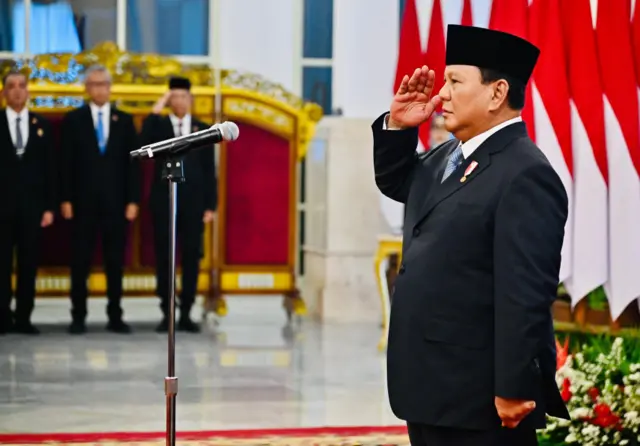 အောက်တိုဘာ ၂၁ ရက် ကျမ်းကျိန်ပွဲမှာ မြင်တွေ့ရတဲ့ အင်ဒိုနီးရှား စစ်ဗိုလ်ချုပ်ကြီးဟောင်း ပရာဘိုဝို ဆူဘီယံတို