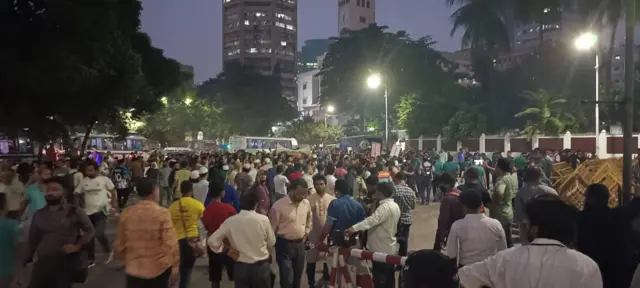 বঙ্গভবনের সামনের রাস্তা অবরোধ করে বিক্ষোভ