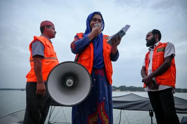 ঘূর্ণিঝড়ের সময় উপকূলীয় এলাকায় মাইকিং করে সতর্কতা জারি করা হয় - পুরনো ছবি
