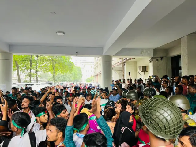 দুপুরে সচিবালয়ে ঢুকে বিক্ষোভ করে এইচএসসিতে ফেল করা শিক্ষার্থীরা