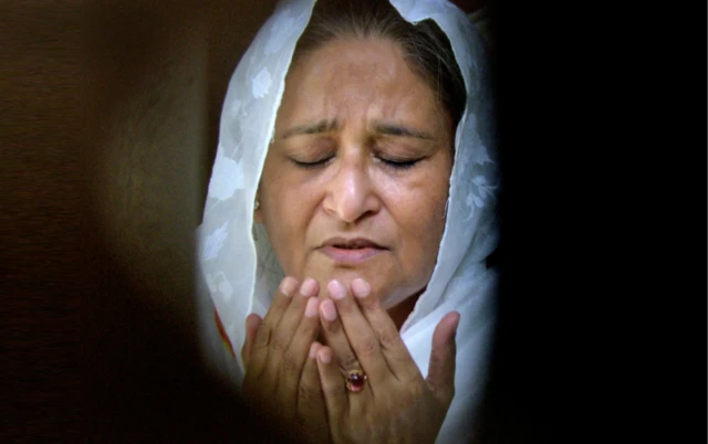 আজমির শরিফে খাজা মৈনুদ্দিন চিস্তির দরগায় প্রার্থনারত শেখ হাসিনা। ২০০৫