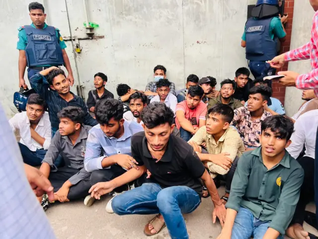 বিক্ষোভে অংশ নেয়া শিক্ষার্থীরা নেয়া হয়েছে পুলিশ হেফাজতে