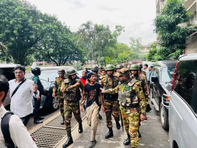 এইচএসসিতে অকৃতকার্য হওয়া শিক্ষার্থীরা ফল বাতিলের দাবিতে সচিবালয়ে বিক্ষোভকালে কয়েকজনকে আটকও করা হয়েছে।