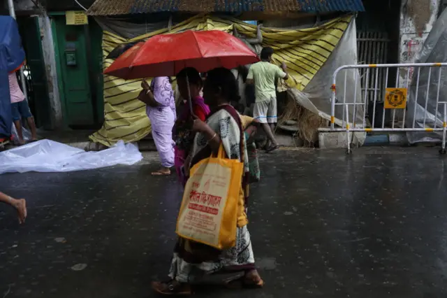 दाना तूफान को देखते हुए चेतावनी जारी