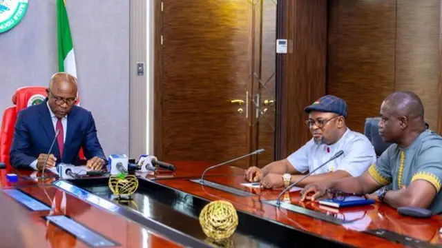 Gọvanọ Peter Mba akwadoola ụgwọọnwa opekatampe 80,000 maka ndị ọrụ Enugu steeti