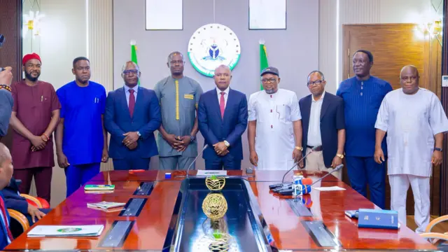 Gọvanọ Peter Mba akwadoola ụgwọọnwa opekatampe 80,000 maka ndị ọrụ Enugu steeti