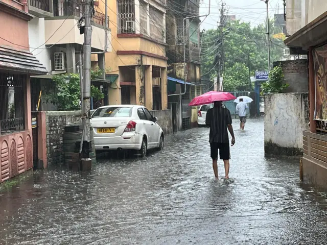 कोलकाता के कई रिहायशी इलाकों में भी बारिश के बाद जलभराव हो गया है