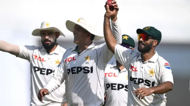 एक साथ बॉल पकड़े हुए नोमान अली और साजिद ख़ान