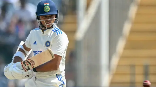 शॉट लगाते हुए यशस्वी जायसवाल