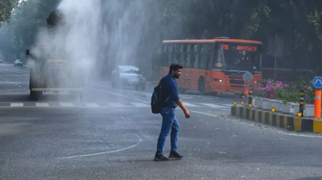 एंटी स्मॉग ट्रक से सड़कों पर किया जा रहा पानी का छिड़काव
