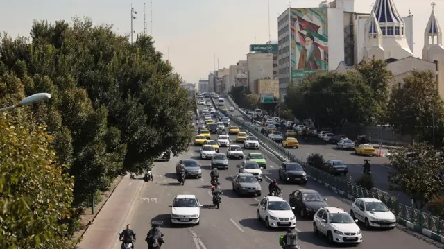 حركة مرورية اعتيادية في شوارع طهران