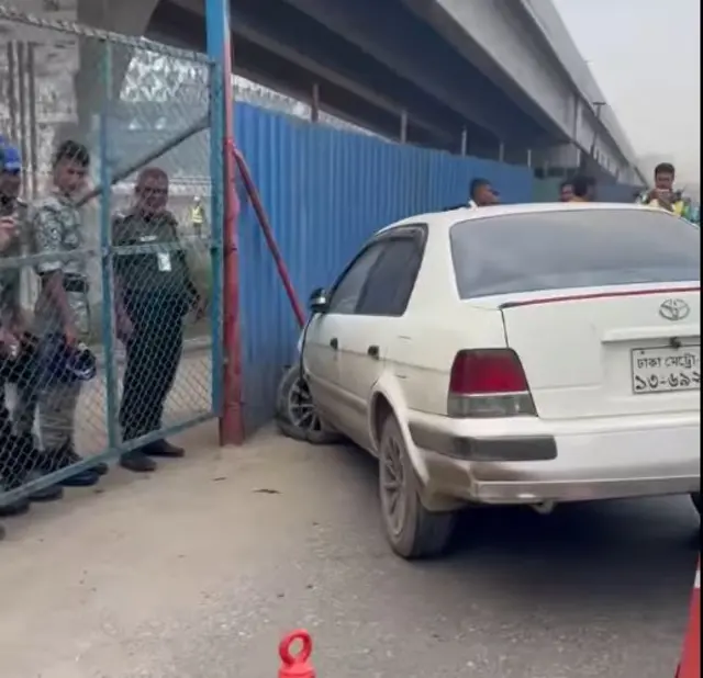রোববার দুপুরে বিমানবন্দর সড়কে শিক্ষার্থীদের চাপা দেওয়া প্রাইভেট কারটি জব্দ করেছে পুলিশ