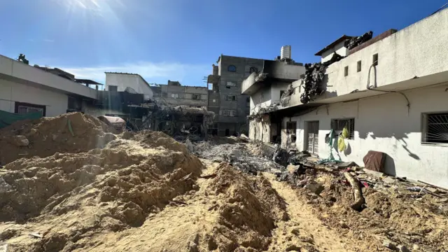 نمایی از جاده ویران شده بیمارستان کمال عدوان پس از حمله اخیر اسرائیل