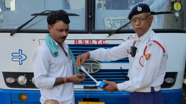 हरियाणा में राजस्थान रोडवेज़ की बस का चालान काटती हरियाणा पुलिस