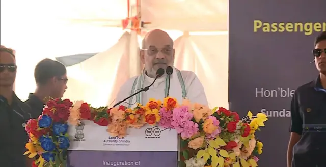 রোববার বনগাঁ সীমান্তে আয়োজিত অনুষ্ঠানে অমিত শাহ।