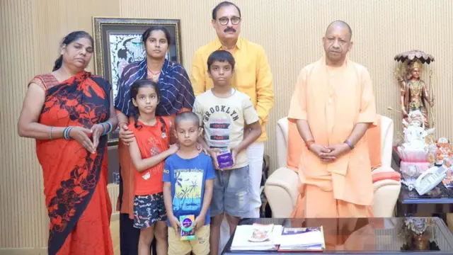 लखनऊ में योगी आदित्यनाथ के साथ पीड़ित परिवार