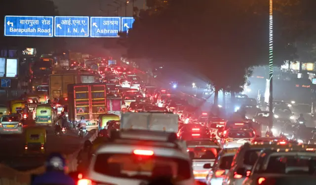 दिल्ली के एम्स के पास लगा भारी जाम