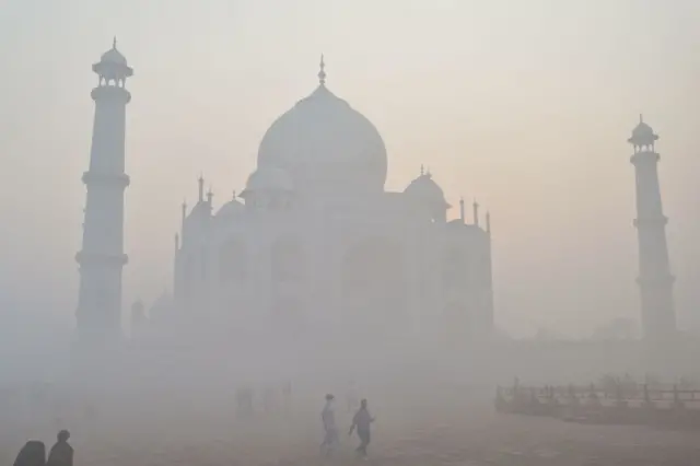 धुंध के बीच ताजमहल (यह तस्वीर पिछले साल की है)