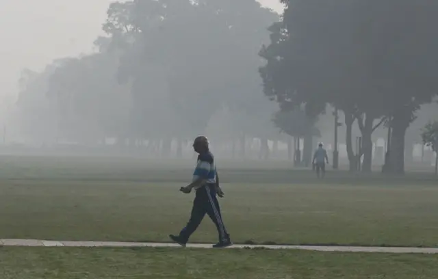 दिल्ली के कर्तव्य पथ पर भी देखी गई धुंध
