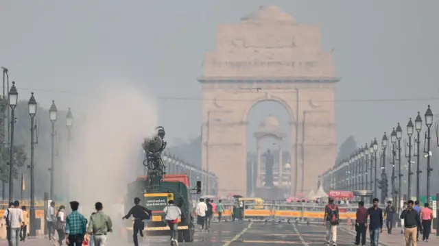इंडिया गेट पर धुंध को कम करने के लिए हो रहा पानी का छिड़काव